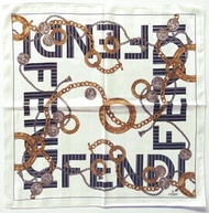 Fendi 絲巾：Logo 印花綴以鏈條與錢幣圖案，織紋底蘊，23 x 23 英吋