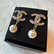 Chanel經典雙C垂墜珍珠耳環