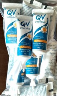 $7/1支 QV深層修護潤膚霜 10g  QV intensive Cream  QV 深層修護潤膚霜  Moisturising Cream 防敏 潤膚 滋潤 sample 試用  QV cream 旅行 Travel 細支方便 mini size 放手袋 (到期日: 1/2025年) Body Cream Hand cream 手霜 滋潤 乾燥 保濕 潤膚 潤手