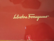 Ferragamo 絲質圍巾。