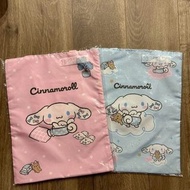 玉桂狗一番賞長帶側背袋可裝A4 手袋 環保袋 日本Sanrio Cinnamoroll一番獎 玉桂狗背囊 玉貴狗背包 尾賞 毛公仔掛飾鎖時扣 長帶側揹袋 手袋 抱枕 攬枕 可愛 毛公仔 可愛 三麗鷗 