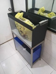 一個60×30×35黑色魚缸連魚缸架