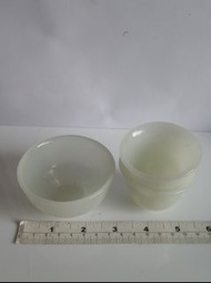 一手一個三個中國玉碗加兩個兩寸玉杯共售200元。