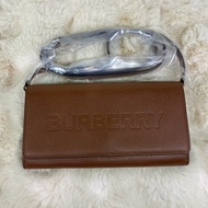全新閒置品 BURBERRY 巴寶莉 HENLEY烙印LOGO小牛皮翻蓋woc斜背包(咖)