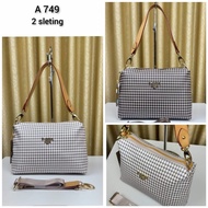 Tas wanita selempang b girl 749 2 ruang motif square