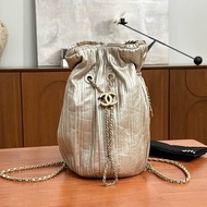 CHANEL 秀款限定希臘皺摺 金幣水桶包 15*28*15 98新配件塵袋