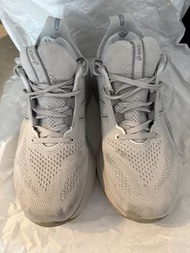ASICS GEL-Nimbus 24 淺灰色跑鞋