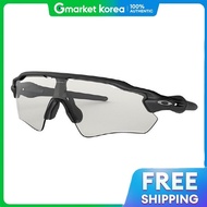 Oakley | แว่นกันแดด Radar EV Path เลนส์เปลี่ยนสีได้ รุ่น OO9208-1338
