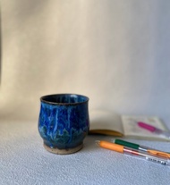 莓藍竹簡 藍色手作陶瓷杯 - 行雲流水系列