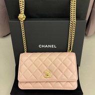 CHANEL香奈兒-WOC斜背包-淡粉色-經典雙C Logo-菱格紋小羊皮-山茶花調節扣