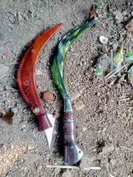 Clurit Madura ukuran 45 cm fultang anti lepas anti copot lengkap dengan sarung kulitnya.