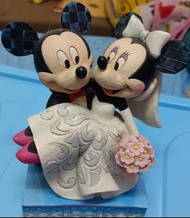 這是一件由藝術家Jim Shore 設計的迪士尼傳統系列（Disney Traditions）米奇與米妮婚禮收藏公仔