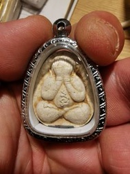 龍婆卡賢2538 聖水必達， 龍婆卡賢的佛牌在泰國是公認功效數一數二，尤其此牌又是經過卡賢師父親自泡過聖水念經加持，效果是非常加倍 一、關於龍婆卡賢大師： 　　 龍婆卡賢大師，生於佛歷2455年，圓寂