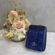 COACH 丹寧藍衍縫拼接皮革鏈帶卡夾零錢包