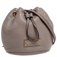 【正品平放・近全新】Marc by Marc Jacobs (MBMJ) 荔枝紋真皮抽繩 Mini 水桶包（奶茶灰 / 燕麥色）