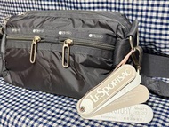 LeSportsac 的 Essential 系列 E/W Shoulder Bag 兩用側背包 / 斜背包。高端的 Essential 輕量系列，主打極致輕盈的無負重感。防潑水的超輕微型格紋防撕裂尼