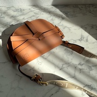 LOEWE棕色MINI GATE寬背帶斜背包