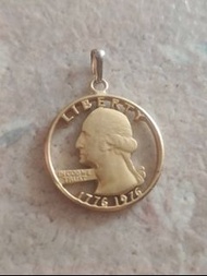 古董1776-1976這是一枚經過手工鏤空雕刻（Cut-out）並製成吊墜的 1776-1976 美國建國兩百週年紀念 25 美分（華盛頓 25 仙）硬幣。 [1, 2]

這種工藝屬於硬幣穿孔藝術（