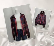 ☀️二手衣倉☀️Nike女款紅黑格子防風連帽薄外套M號AE0047