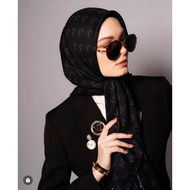 Hijab Segiempat VZ Monogram Dengan Pin Logo VZ Looklike