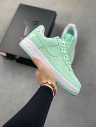 🤩必備空軍一號🤩 Nike Air Force 1 Low Kobe Bryant 科比聯名薄荷綠蛇紋低幫休閒板鞋 | 進口蛇紋皮革鞋面 | 後跟黑曼巴專屬標識 | 經典AIR緩震氣墊 | 限定收藏級
