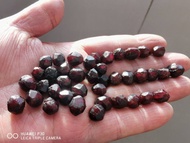 [ ร้าน กฎแรงดึงดูด ATTRACTION SHOP ] 1pcs Natural Raw Rough Red Garnet Gemstone Rare Reiki Stone Cry