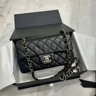 全新Chanel timeless mini classic flap classic flap 20cm black ghw lamb skin 黑色拼淺金羊皮大mini