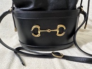Gucci Horsebit 1955 系列馬銜扣皮革抽繩水桶包（黑色）