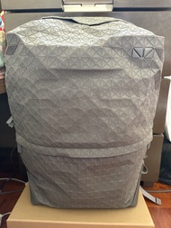 ISSEY MIYAKE 三宅一生 BAOBAO  灰壓紋三角方格後背包
