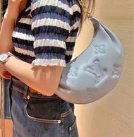全新✨Lv over the moon hobo 粉藍logo壓紋腋下包
