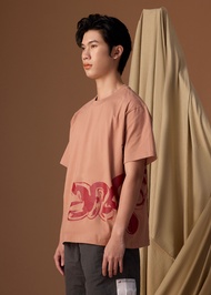 CROCODILE MOCHA MOUSSE BROWN OVERSIZED CREW NECK SHORT SLEEVE T-SHIRT WITH GRAPHIC PRINT เสื้อยืดคอก
