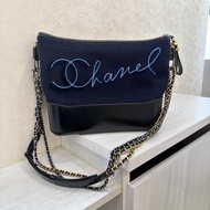 Chanel 深藍色簽名款毛呢流浪包 中號 Medium