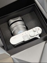 Like new - Leica Q silver