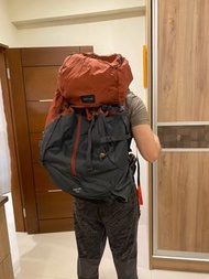 迪卡儂男款 70L 登山健行多功能背包 (附防雨套)