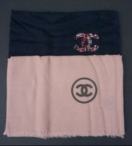 🎀粉紅蝴蝶結*全新*Chanel 經典深藍色cc logo cashmere 大圍巾150*150cm（現貨）