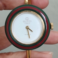 นาฬิกา มือสอง Vintage Gucci made in Italy ระบบควอตซ์ ทรงกำไล รอบวง 16 cm. ทองสวย กระจกสวยใส ขอบสีเขี