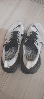 Nike ZoomX Invincible Run Flyknit 3，特色為灰黑色調搭配厚實的 ZoomX 泡棉中