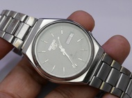 นาฬิกา Vintage มือสองญี่ปุ่น Seiko 5 Five ระบบ Automatic Day Date 6349 6090 ผู้ชาย ทรงกลม กรอบเงิน หน้าเทา หน้าปัด 36มม. สายสแตนเลสใช้งานได้ปกติ สภาพดี ของแท้ ไม่กันน้ำ