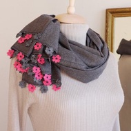 【訂製商品】綴飾蕾絲花朵 絎絲絨（Pashmina）披肩【MARY】炭灰色