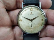 少有Seiko手動男古董錶，表徑33.3不含把頭，合金殼多处脱鍍，尤其是背后边緣，請慎重。較少見的早期小三針。秒針非原配