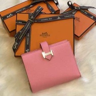 🎀全新*Hermes 愛馬仕 Bearn  1Q ROSE CONFETTI櫻花粉紅色中短夾（現貨）