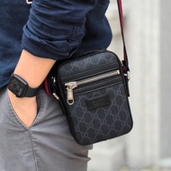 百搭實用款😆Gucci古馳黑灰老花logo小號男款手機包斜挎單肩包
