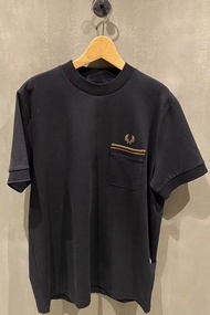 เสื้อยืดคอกลมเสื้อยืดแขนสั้นมีกระเป๋าแท้นำเข้าจาก FRED PERRY2024ข้าวสาลีนำเข้ามาใหม่2024เสื้อแจ็คเก็