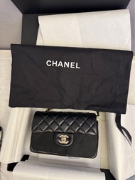 全新真品 CHANEL 香奈兒 MINI COCO CLASSIC FLAP BAG 20cm 小款 經典羊皮掀蓋肩背包  A69900 經典MINI CF 黑色羊皮淡金釦 晶片款2024年1月份購入