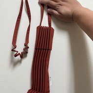 三宅一生樹幹包酒紅色