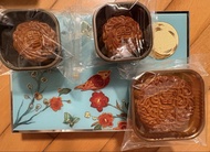 富豪酒店雙黃白蓮蓉月餅一個加碧儷苑金黃陳皮紅豆月餅兩個