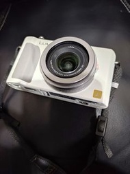 Panasonic LX5 數位相機$4900請主動 +關注 追蹤 此賣場 隨時上新款物品可以免運貨到【語言】中文【商品保固】正常品保7日【價格】免運 電洽私訊 0989891004【交易聯絡方式】桃園平鎮金陵路面交、店到店【配件及說明】電池充電器手繩【出租資訊】 押金(販售金額)+租金