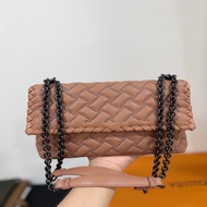《仙闆名牌精品》BOTTEGA VENETA BV olimpia 奶茶 裸色 卯釘 菱格紋 肩背包 斜背包 手提包