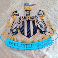 newcastle united โลโกนิวคาสเซิ่ล เหล็กตัดเลเซอร์ ขนาด 60*60 cm. ทำสีเหมือนจริงใช้สีพ่นรถยนต์ภายนอก 2
