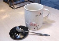 【上品居家生活】Hello Kitty 白色黑蓋 凱蒂貓 帶小湯匙杯蓋 陶瓷骨瓷杯 (白身黑蓋) #YP095